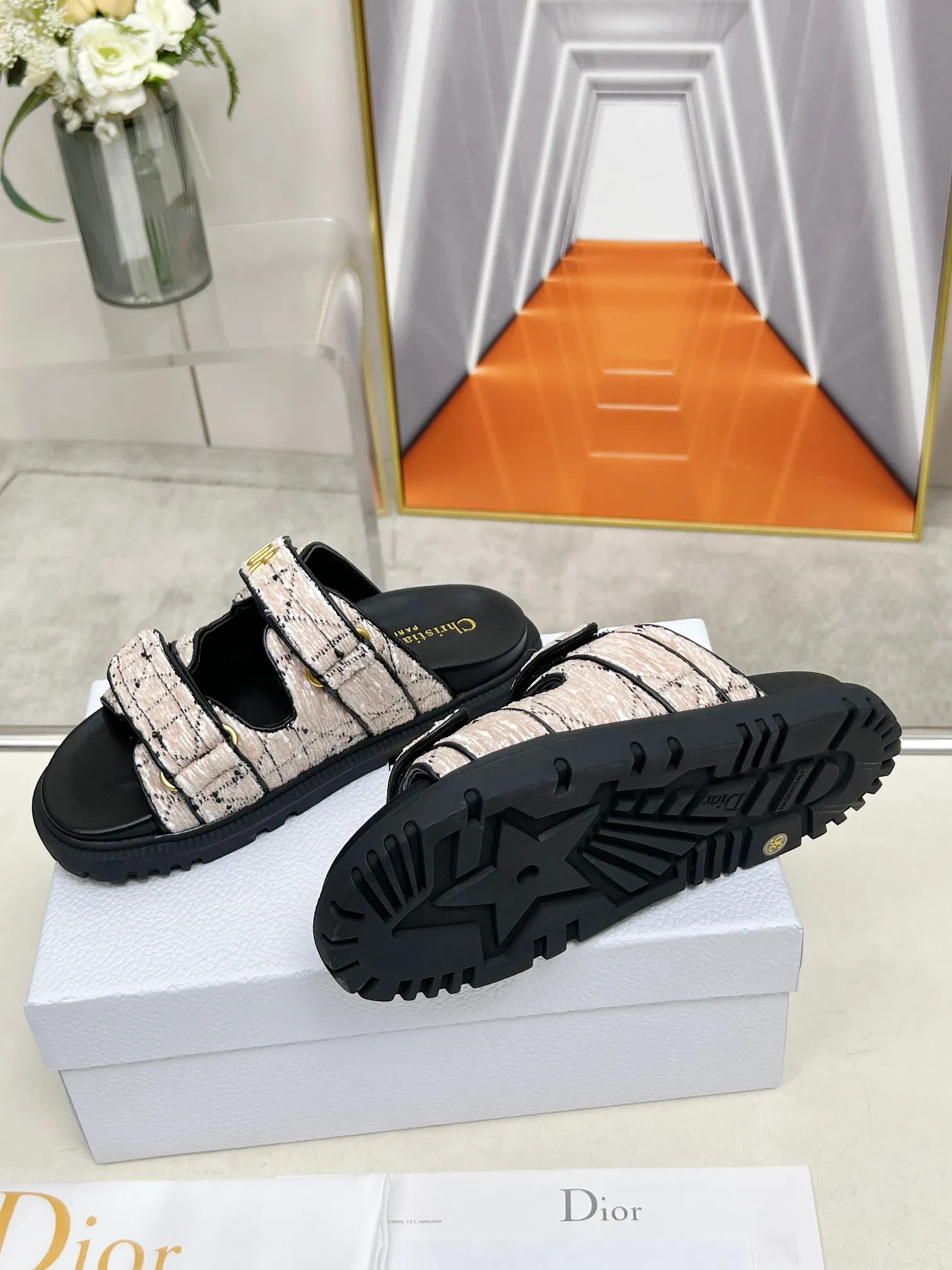 👟👟Ex-factory price 480👟👟Dior👏👏New classic style. 🔥Purchasing-level qualityThick-soled slippers popular in foreign counters. Upper➕Inner: original customized material, original mold opening of sole 1.1 (lightweight, code number 35-40 (41/42 can be customized)